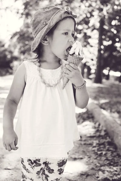 Linda chica con helado —  Fotos de Stock