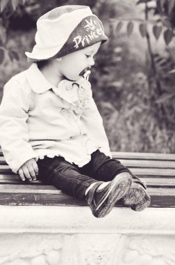 tezgah üzerinde tatlı yürümeye başlayan çocuk