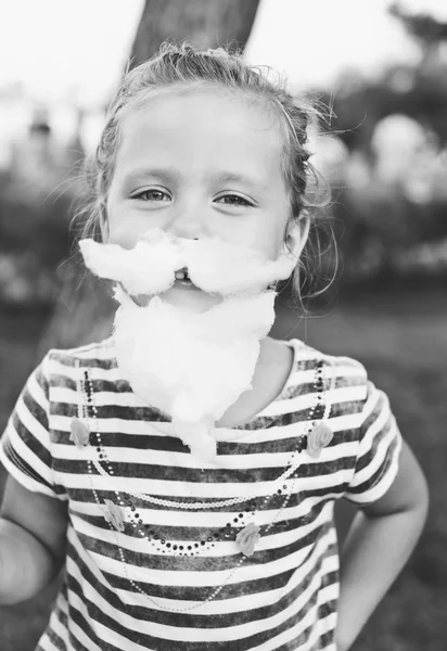 Bambina con zucchero filato — Foto Stock