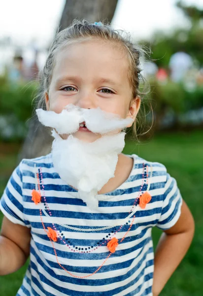 Niña con algodón de azúcar —  Fotos de Stock