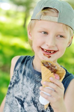  Çocuk dondurma yiyor. 
