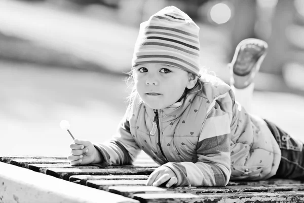 Niña en el parque. — Foto de Stock