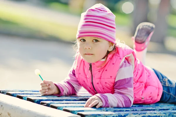 Tout-petit fille dans le parc — Photo