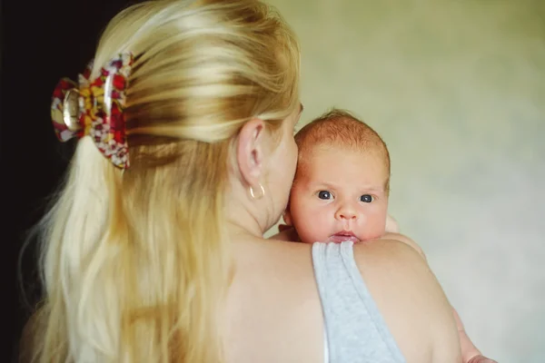 Baby auf der Schulter der Mutter — Stockfoto