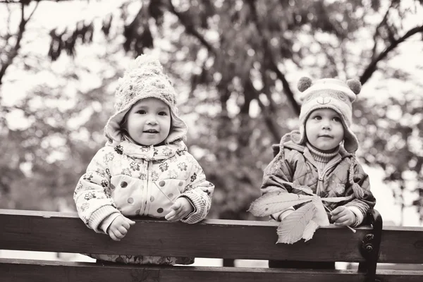 Bebés en otoño — Foto de Stock