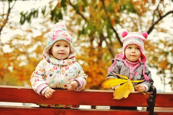 Bebês em tempo de outono — Fotografia de Stock