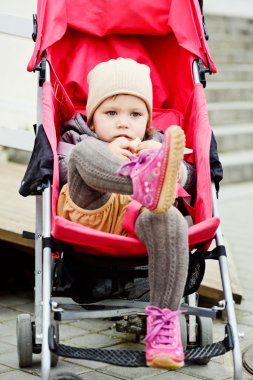 yürümeye başlayan çocuk kız bebek arabası