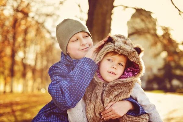 Hermano y hermana — Foto de Stock