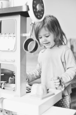 mutfak ile oynayan kız