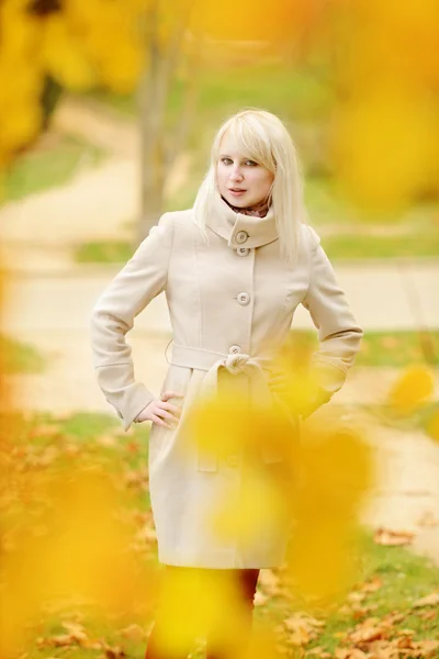 Signora indossa cappotto in autunno — Foto Stock