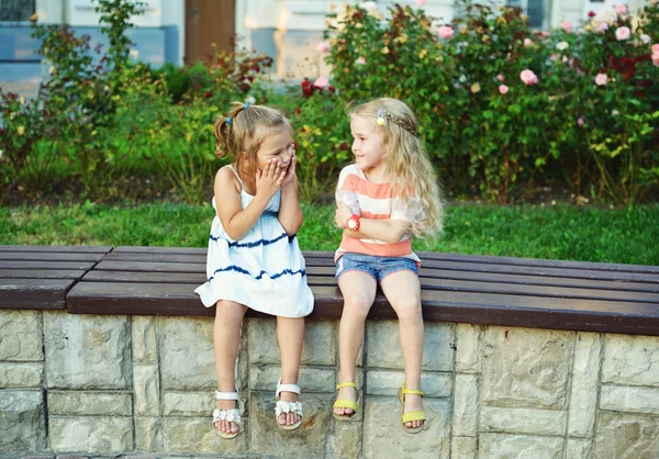 Δύο ευτυχής κοριτσάκια — Φωτογραφία Αρχείου