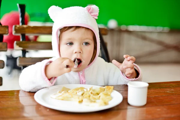 Toddler dziewczynka w kawiarni — Zdjęcie stockowe
