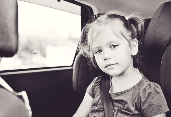 Niño en coche — Foto de Stock