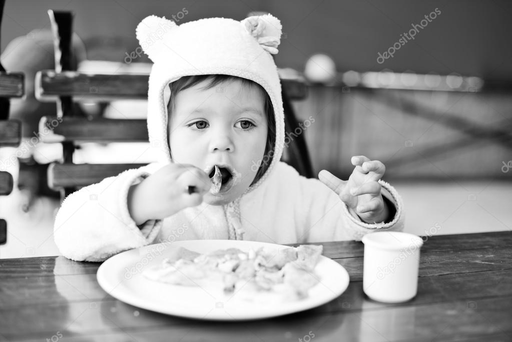 toddler girl   in  cafe