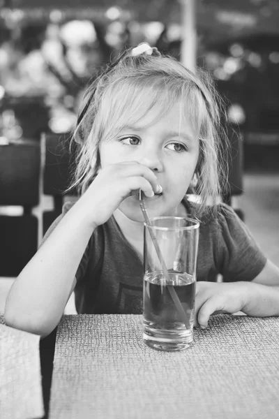 Menina bonita beber suco — Fotografia de Stock