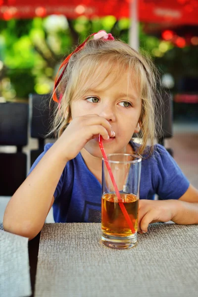 Bella ragazza che beve succo — Foto Stock