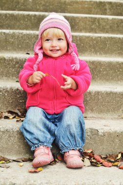 güzel bir yürümeye başlayan çocuk