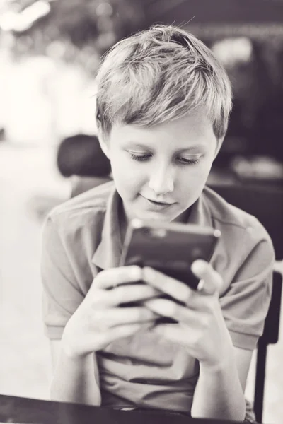 Junge spielt Handy — Stockfoto