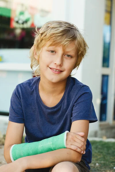 Мальчик с гипсом на правой руке — стоковое фото