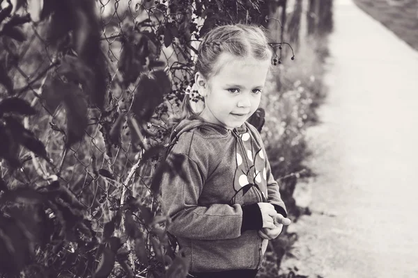 Menina no outono — Fotografia de Stock