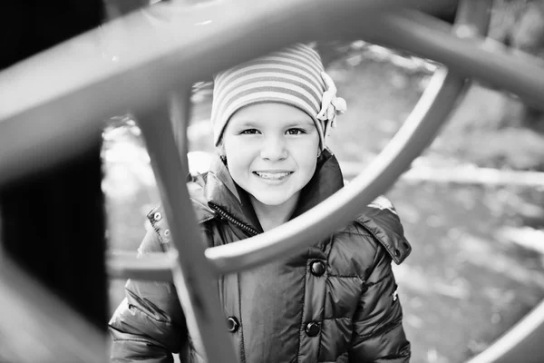 Щаслива дівчина на дитячому майданчику — стокове фото