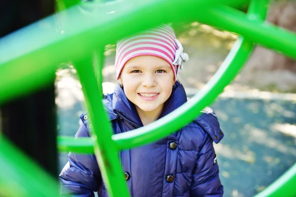 Glückliches Mädchen auf dem Spielplatz — Stockfoto