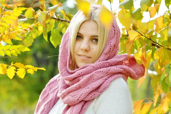 Blonde girl outdoors — Stock Photo, Image