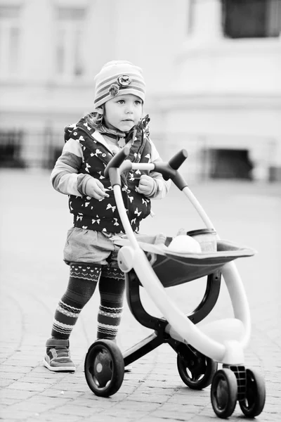 Criança e carrinho de criança — Fotografia de Stock
