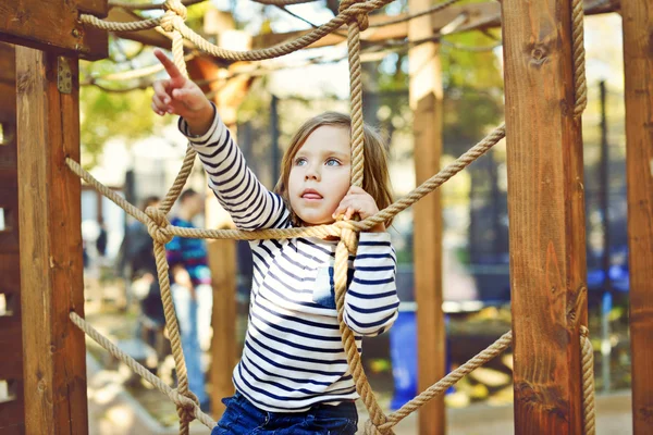 Enfant sur l'aire de jeux — Photo