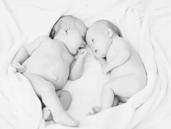 甜甜的睡着双胞胎 — 图库照片