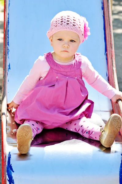 Bebê bonito no parque infantil — Fotografia de Stock