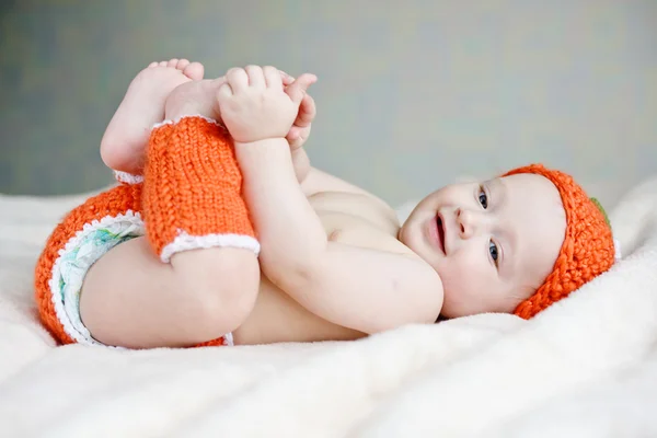 Bebê brincando com pernas — Fotografia de Stock