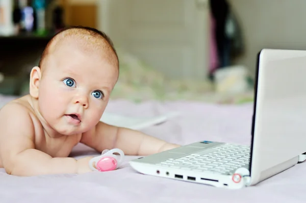 Bebê com laptop — Fotografia de Stock