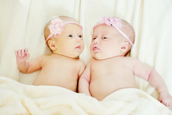 Dwa słodkie bliźniaki — Zdjęcie stockowe