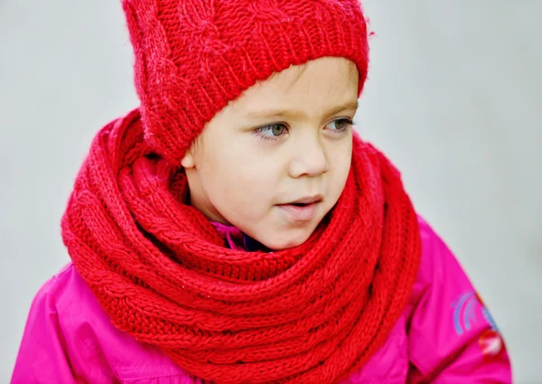 Menina vestindo cachecol vermelho e chapéu — Fotografia de Stock