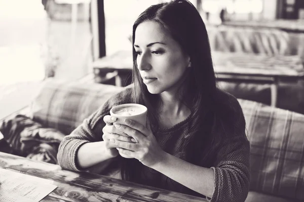 Mujer en la cafetería —  Fotos de Stock