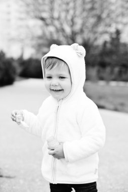 Bahar mutlu çocuk