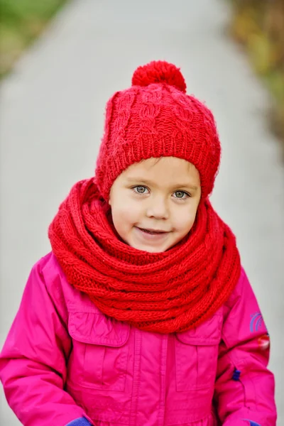 Lilla flickan bär scarf och hatt — Stockfoto