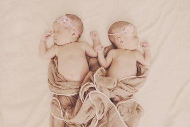 çok güzel yeni doğan İkizler 