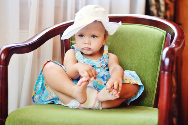 Bébé fille assis sur la chaise — Photo