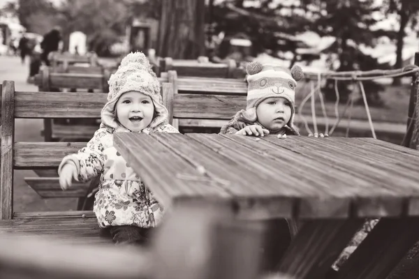 Dos niños en la cafetería — Foto de Stock