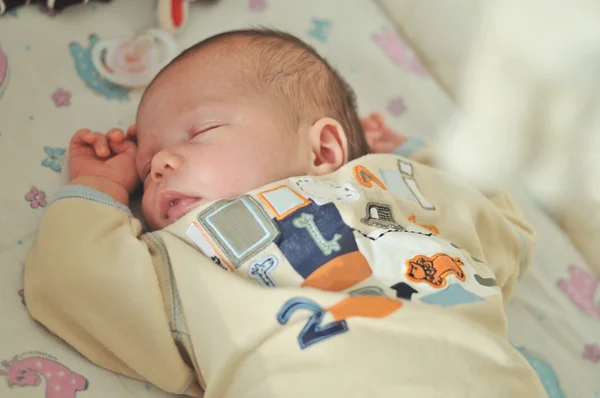 Милая новорожденная девочка — стоковое фото