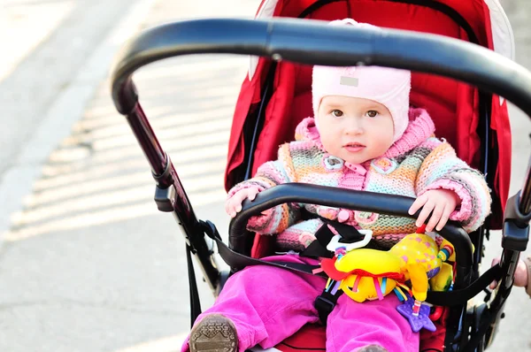 Meisje van de baby in de kinderwagen — Stockfoto