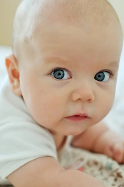 Bambino con gli occhi azzurri — Foto Stock