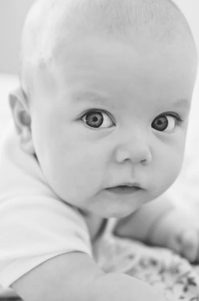 Baby met blauwe ogen — Stockfoto