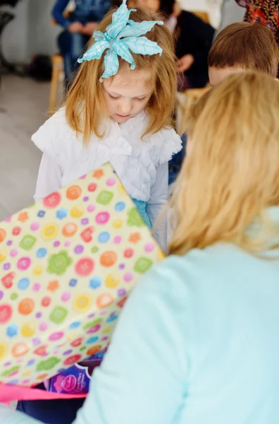 Compleanno ragazza ottenere regalo — Foto Stock