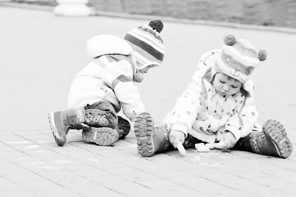 Girls drawing with chalk — Stock Photo, Image