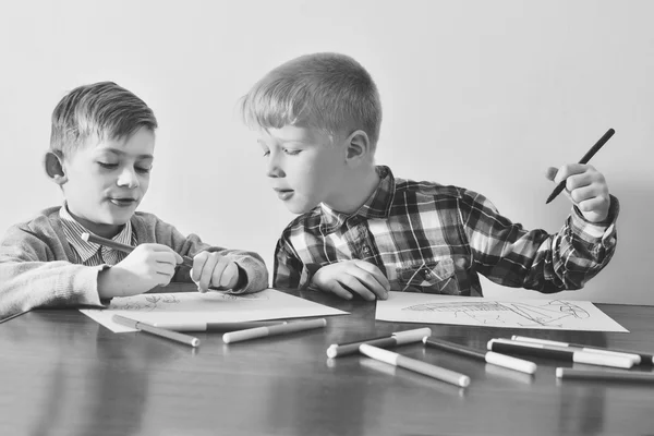 Os rapazes estão a desenhar — Fotografia de Stock