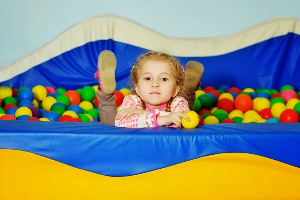 Flicka som leker i bollhav — Stockfoto