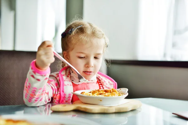 Menina comendo no restaurante — Fotografia de Stock